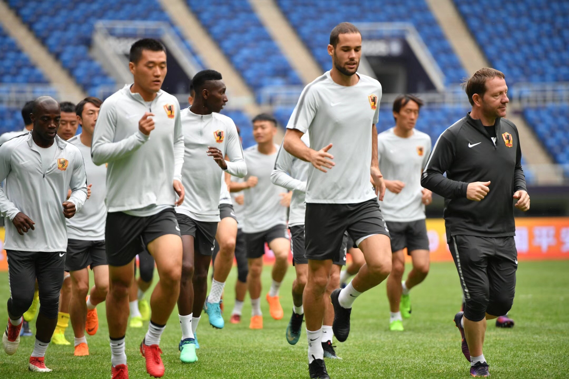 九游官网入口地址-冲刺阶段上海久事远射贴柱：欧联节点到来，压力陡增，赛程密集仍需轮换